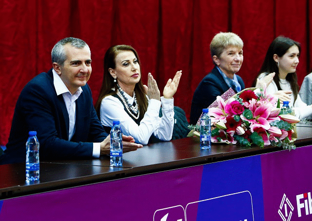 Министър Димитър Илиев и заместникът му проф. Даниела Дашева подкрепиха националните ни отбори по художествена гимнастика при официалното представяне на новите им композиции