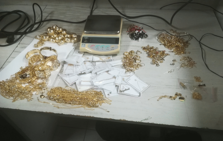 Окръжна прокуратура-Бургас задържа за срок до 72 часа турски гражданин, обвинен в контрабандно пренасяне на златни накити, укрити във фабрична кухина на автобус