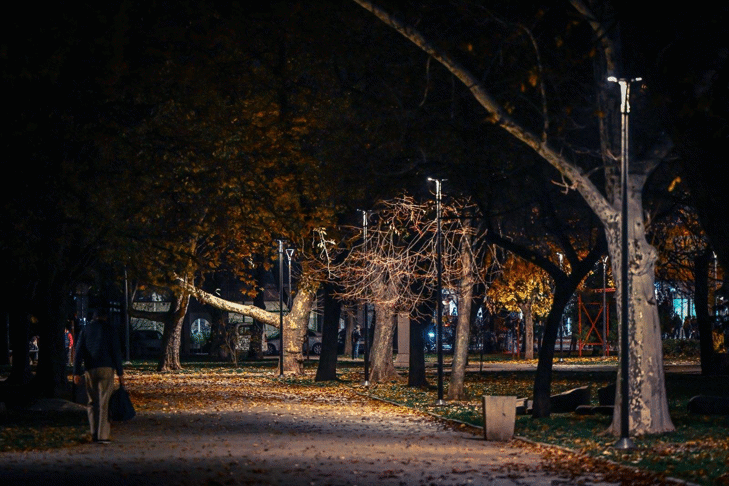 Приключи основният етап от подмяната на алейното осветление в парк „Заимов“ в София