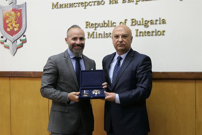 Главен комисар Темелакиев награди Джоузеф Макрина с почетен знак на МВР за „Доблест и заслуги“