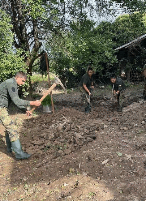 Военнослужещи от Българската армия продължават да помагат на хората, пострадали от наводнението в Карловско Военнослужещи от Българската армия продължават да помагат на хората, пострадали от наводнението в Карловско