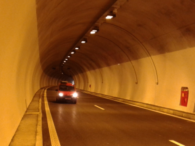 Движението при км 53 по АМ „Струма“, в района на тунела при Дупница, в посока София, се осъществява в една лента