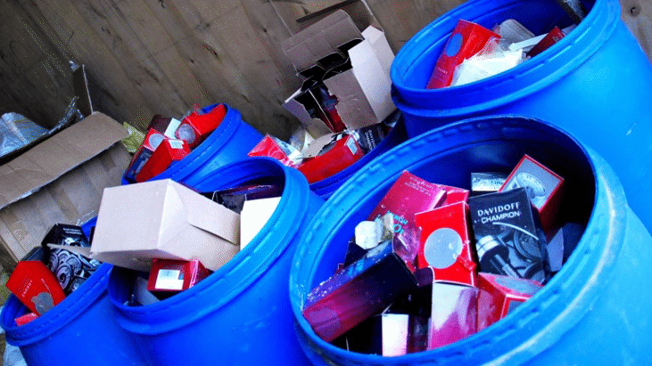 Близо 14 000 контрабандни текстилни изделия, обувки, парфюми и празни картонени опаковки за тях бяха унищожени под контрола на Митница Бургас