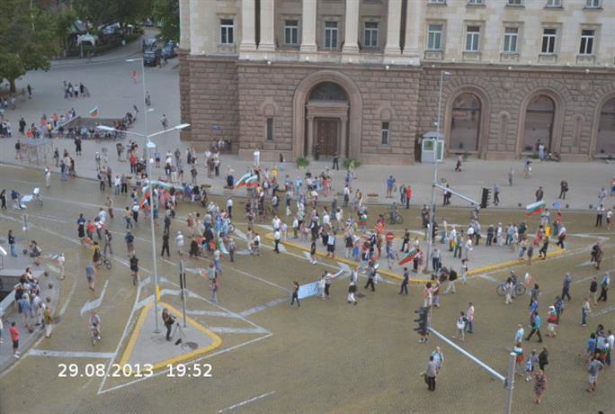 Протестът в София протича спокойно