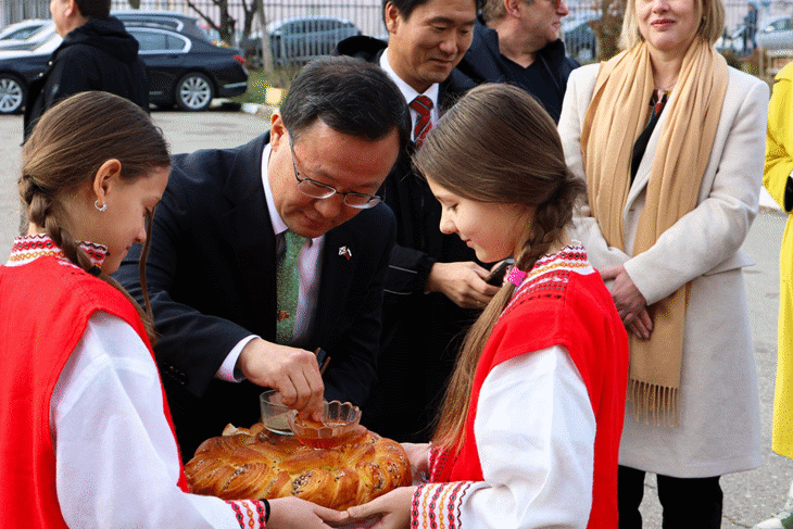 Зам.-министър Петър Младенов присъства на официалната церемония по стартирането на програмата за обучение по таекуондо в 97. СУ „Братя Миладинови“