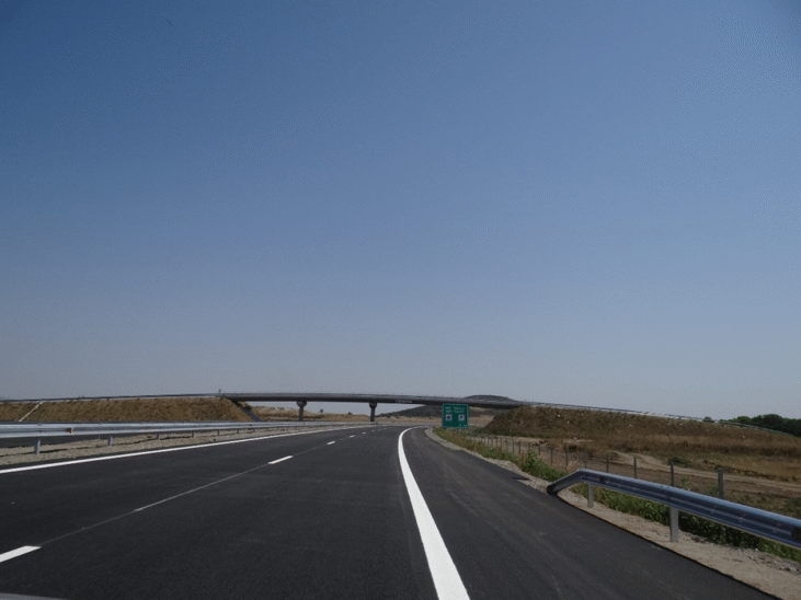 Движението в посока София на АМ "Тракия" при км 295, в района на с. Зимница, е възстановено във всички ленти