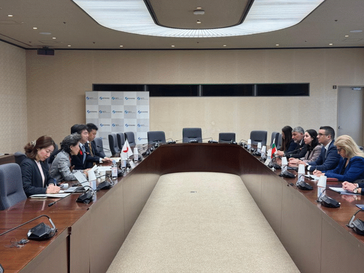 Министър Дилов обсъди възможностите за активизиране на търговските отношения с японския министър на икономиката