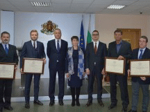 Министър Божидар Лукарски връчи три сертификата за инвестиция клас А