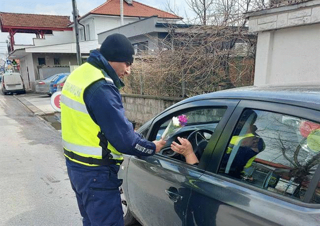 Служителите на реда в Раковски с жест към жените зад волана на днешния празник