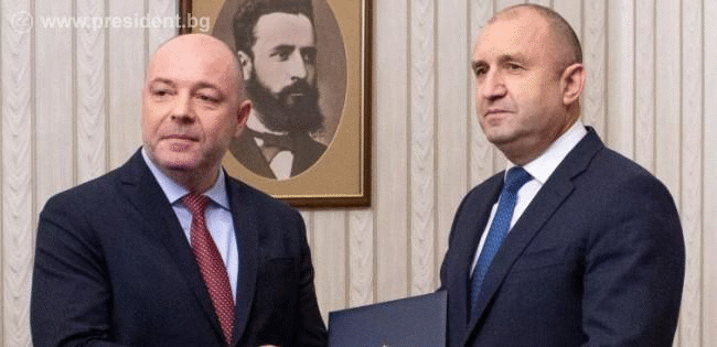 Държавният глава връчи проучвателен мандат за съставяне на правителство на най-голямата парламентарна група в 48-ото Народно събрание Държавният глава връчи проучвателен мандат за съставяне на правителство на най-голямата парламентарна група в 48-ото Народно събрание