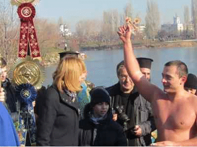 Александър Лебешковски извади кръста от водите на езерото в "Дружба"