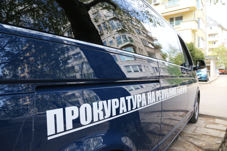 Жена и двама мъже са задържани за 72 часа след обвинение в подпомагане да преминат през страната на 7 чужди граждани, пресекли без разрешение границата на Република България