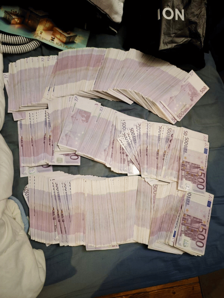 Четирима обвиняеми по дело за престъпен сговор, изпиране на близо 600 хил. евро, държане с цел разпространение на над 67 кг наркотични вещества и противозаконно държане на боеприпаси за огнестрелни оръжия