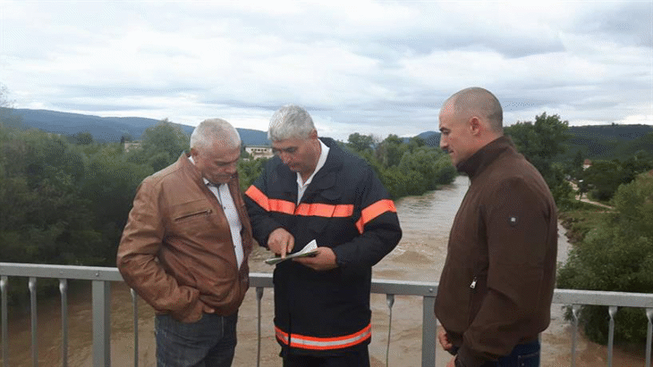 Полицейски екипи охраняват имуществото на евакуираните жители на Роман