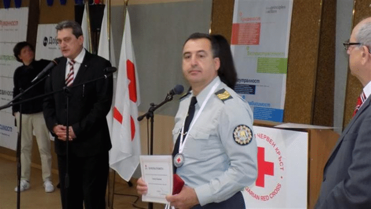 БЧК награди пътен полицай и пожарникар с почетни знаци