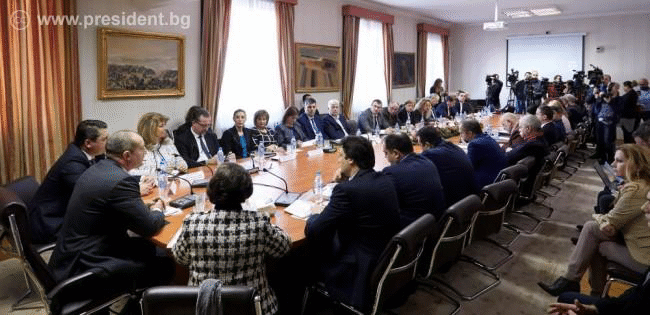 Президентът Румен Радев призова за паралелно решаване на организационните, законодателните и технологични проблеми при вота