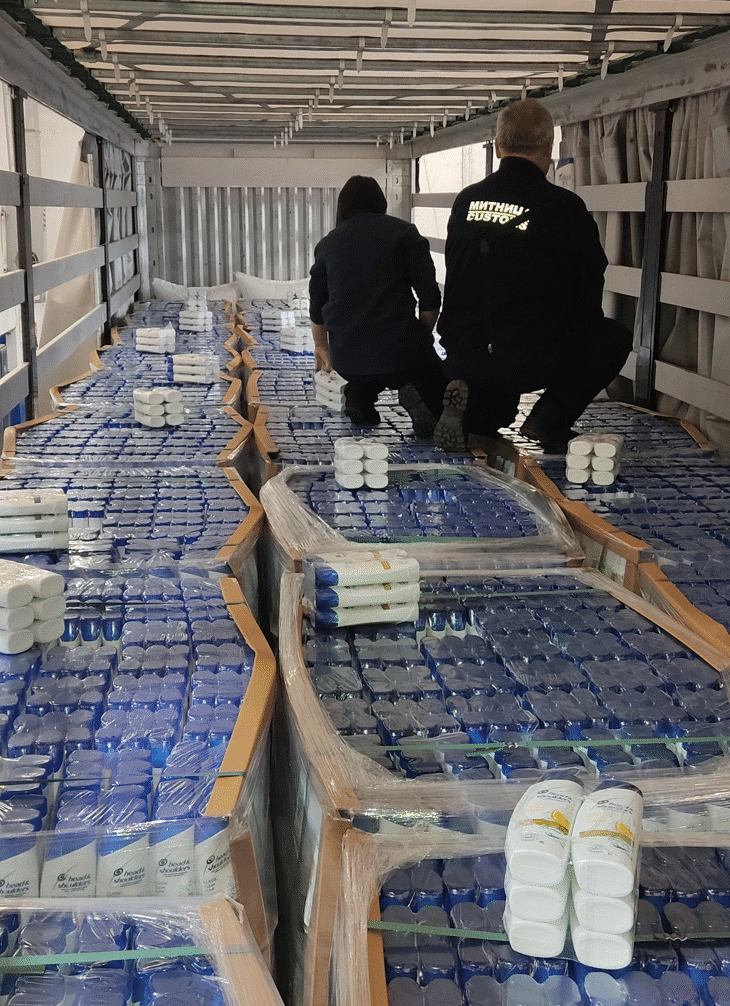 Близо 53 000 „маркови“ шампоана задържаха митническите служители в района на ГКПП Дунав мост при Русе