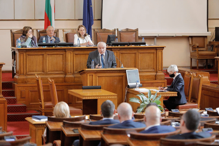 Парламентът изслуша служебния министър на околната среда и водите Асен Личев за вноса, съхранението и оползотворяването на битови, опасни отпадъци и продукти от тях, както и за справяне с проблема с незаконните сметища