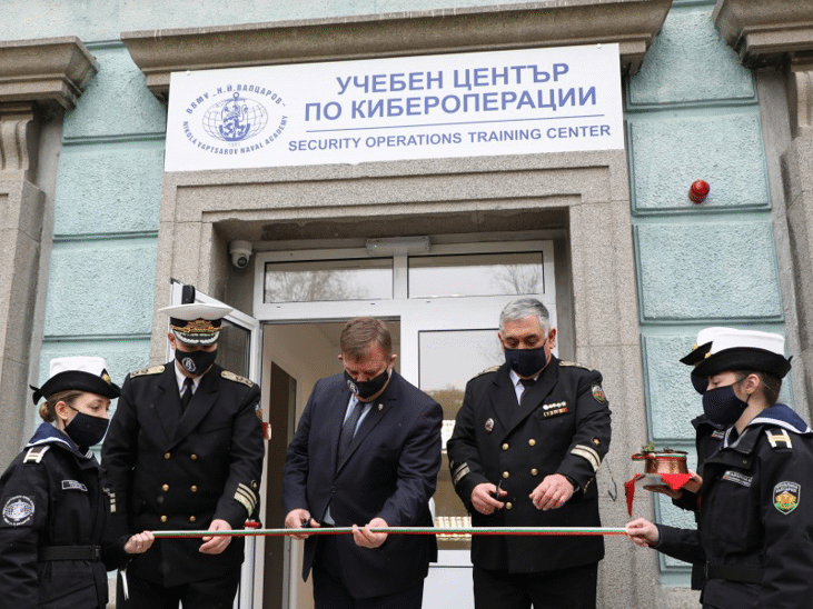 Министърът на отбраната Красимир Каракачанов откри нов Център по кибероперации в Морското училище в гр. Варна
