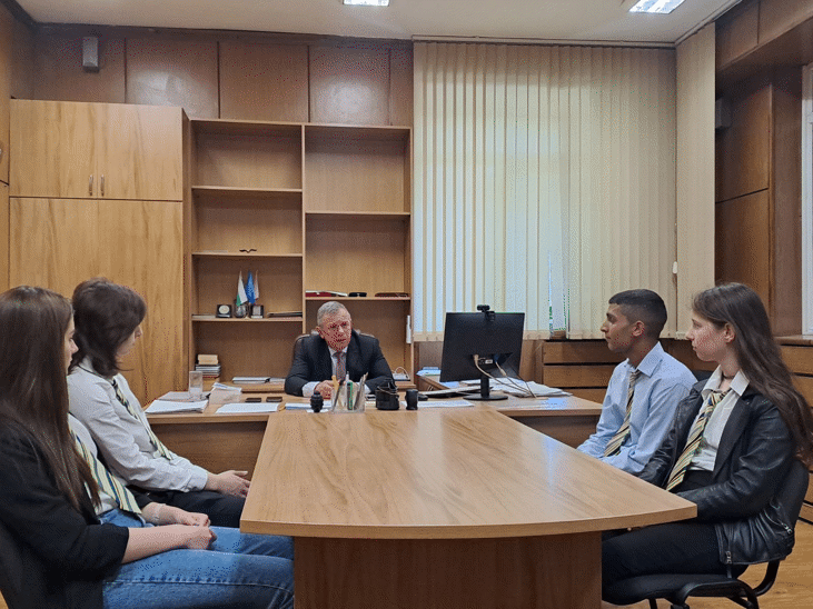 Ученици от Професионалната гимназия по туризъм „Проф.д-р Асен Златаров“ в гр. Пловдив гостуваха във Военно-окръжна прокуратура–Пловдив в Деня на отворените врати
