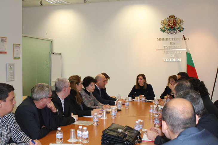 Министър Ангелкова проведе среща с областните управители, кметовете на общини и населени места по Черноморието за предстоящите промени в ЗУЧК