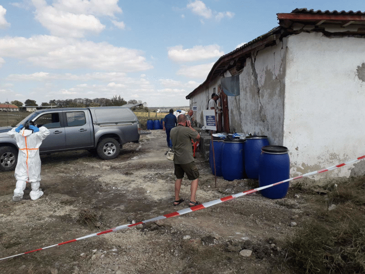 Проверки за пестициди извършиха заместникът на главния прокурор при ВАП Десислава Пиронева и министър Емил Димитров в склад край село Неофит Рилски