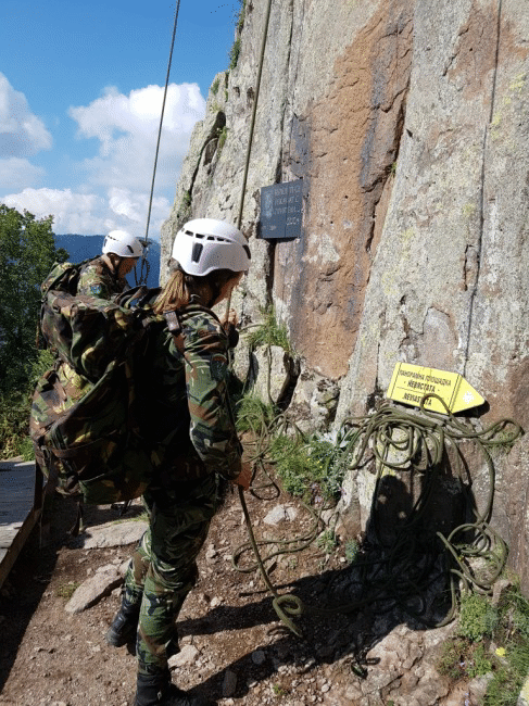 Военнослужещи от 101-ви алпийски полк от Сухопътните войски провеждат специализирана алпийска подготовка