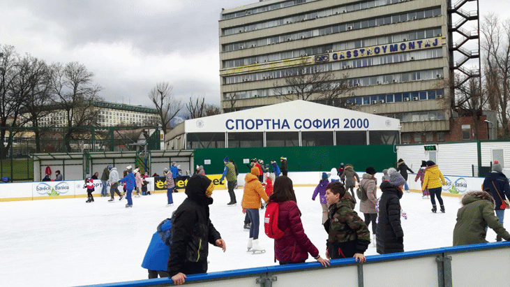 Стотици деца и ученици карат кънки на зимната пързалка на „Спортна София"