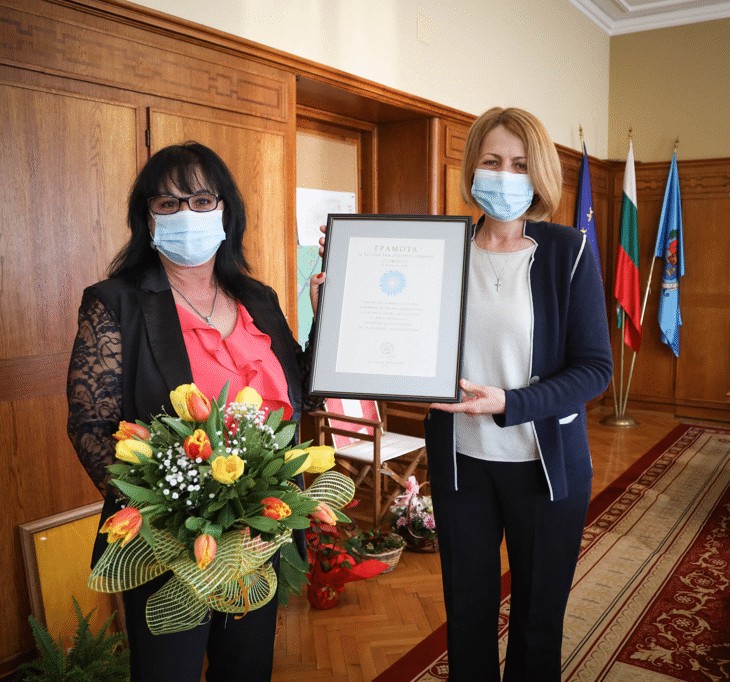 Кметът Йорданка Фандъкова връчи грамота на ватманката Дафинка Димитрова