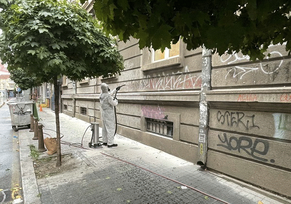 Екип на инспектората почисти фасадата на Столична библиотека от нерегламентирани надписи