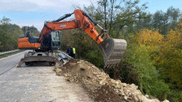 Насипва се скален материал за аварийното укрепване на участъка от път I-5 Русе - Бяла в близост до село Обретеник