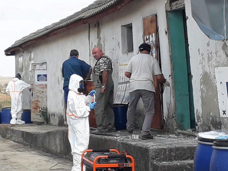 Министър Димитров и зам.-главен прокурор Пиронева провериха склад с около 32 тона стари пестициди край село Неофит Рилски