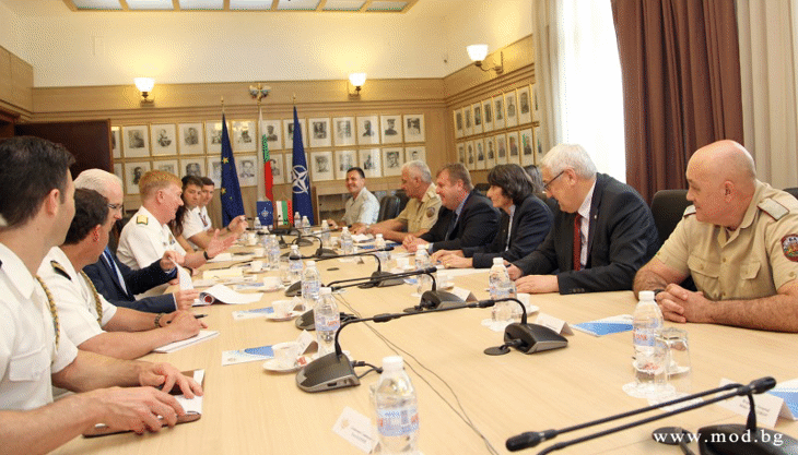 Министърът на отбраната Красимир Каракачанов се срещна с командващия Съвместното командване на силите на НАТО в Неапол адмирал Джейм Фого