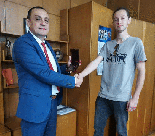 Директорът на СДВР награди с плакети двама младeжи за доблестна постъпка