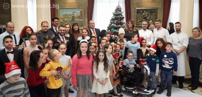 Държавният глава, неговата съпруга и деца на „Българската Коледа“ украсиха елхата в президентството
