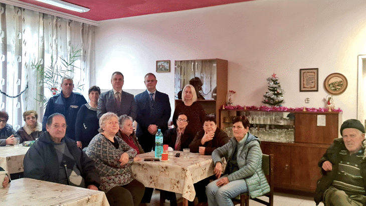 Районният прокурор на Пловдив Чавдар Грошев и неговият заместник Атанас Илиев разясниха опасностите от телефонни измами пред пенсионери в с. Устина, изнесоха и открит урок пред деца от местното училище