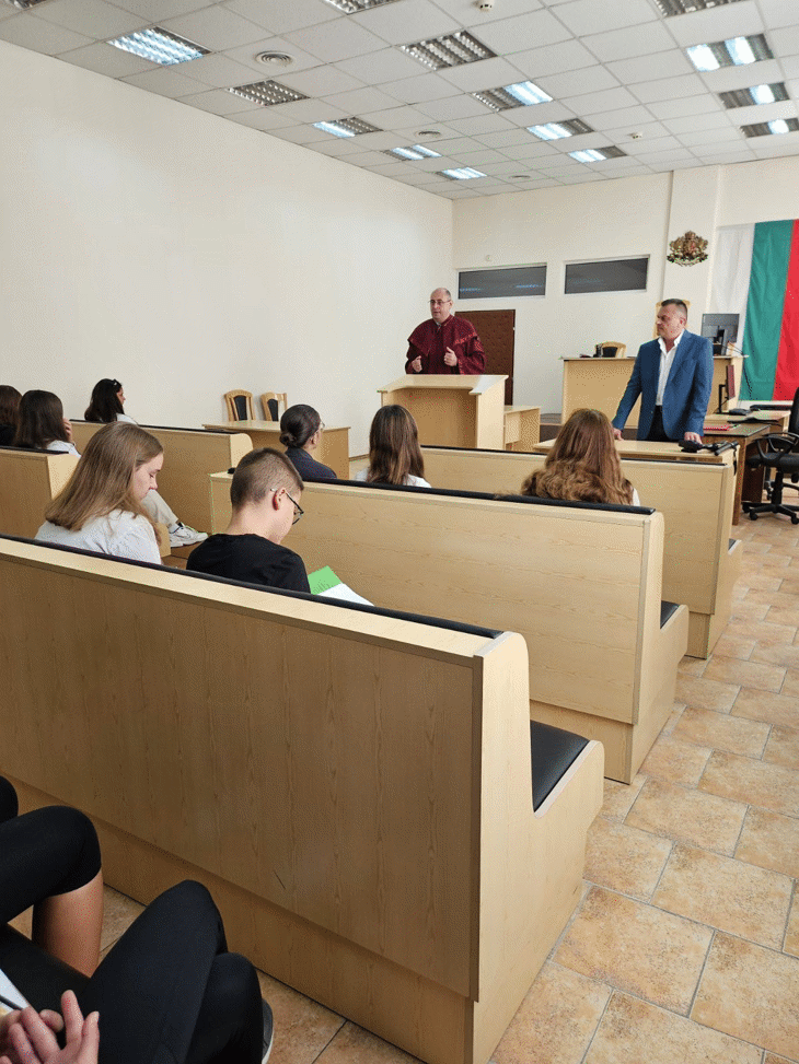 Ученици от 10 клас в СУ „Свети Седмочисленици“ бяха гости в Деня на отворените врати на Районната прокуратура и Районния съд в Търговище