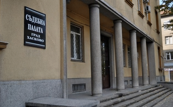 По искане на Окръжна прокуратура – Хасково съдът задържа обвиняем за грабеж на златни обеци от 6-годишно дете