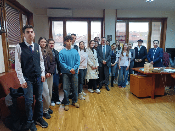 Доказването на данъчните престъпления бе в основата на дискусията между ученици от Търговска гимназия-Бургас и прокурори от Окръжната прокуратура в града по време на инициативата „Ден на отворените врати“