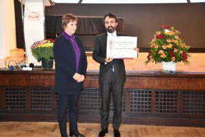 Изтъкнатият италиански палеославист и българист проф. Алесандро Мария Бруни с диплома за чуждестранен член на БАН