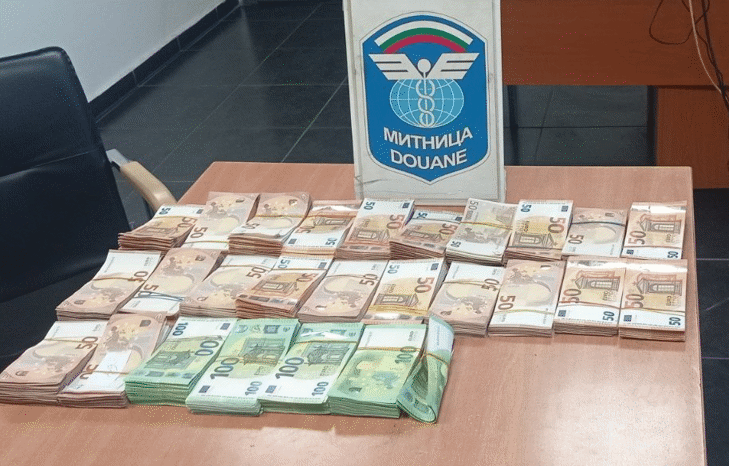 Над 90 000 недекларирани евро задържаха митническите служители на МП Капитан Андреево
