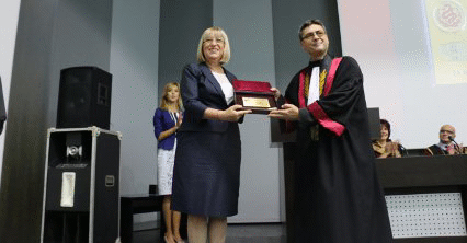 Председателят на Народното събрание Цецка Цачева бе удостоена от Медицинския университет в Плевен с плакет за „Изключителен принос"