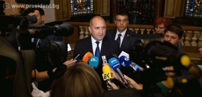 Подлост е да изваеш политическия си облик като „борец“ срещу мафията, а после да й слугуваш, заяви Румен Радев