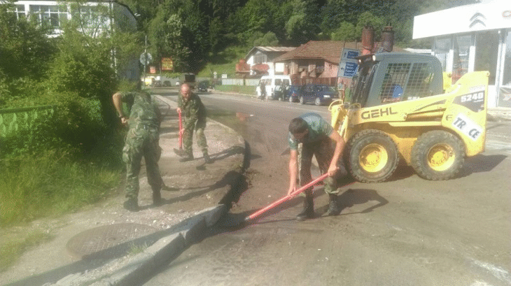 Сухопътните войски продължават да оказват помощ на населението в град Смолян