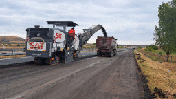 В участъците с ремонт на АМ „Тракия“ и АМ „Хемус“ може да се шофира и в аварийната лента. Бъдете внимателни и спазвайте пътната сигнализация!