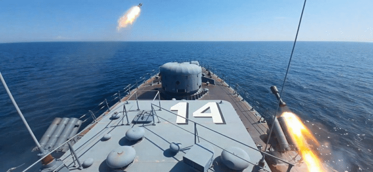 Военноморските сили провеждат тактически учения на море