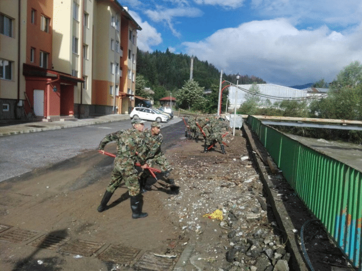 Втори ден Сухопътните войски оказват помощ на населението в Смолян