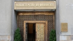 Омбудсманът напомня, че заради неиздадена от МФ наредба по Закона за семейни помощи за деца не се прилага текст от 2009 г., предвиждащ  месечна помощ от 100 лв. за семейства, чиито деца не могат да бъдат настанени в общински детски градини