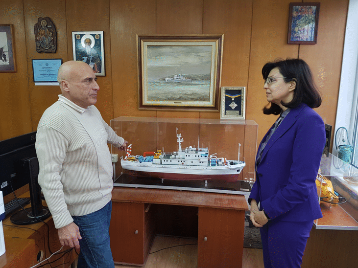 Министър Кунева Се Срещна С Екипа На Института По Океанология Във Варна