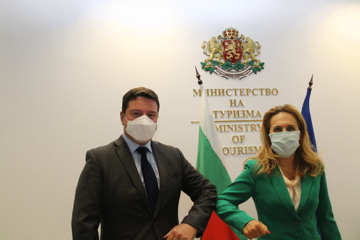 Министър Николова обсъди отпадането на ограниченията за пътуващите към Обединеното кралство с британския посланик Роб Диксън
